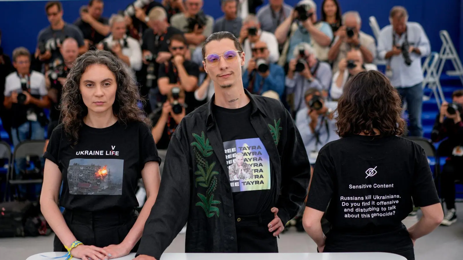 Darya Bassel (l), Maksym Nakonechnyi (M) und Yelizaveta Smith (r) auf dem roten Teppich in Cannes. (Foto: Daniel Cole/AP/dpa)
