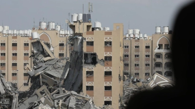 Palästinenser inspizieren die Schäden an den zerstörten Gebäuden in Hamad City nach dem israelischen Angriff auf Chan Junis. (Foto: Naaman Omar/APA Images via ZUMA Press Wire/dpa)