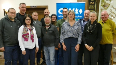 Mit Carina Scherer auf Position 1 (Vierte von rechts) geht die gemeinsame Liste von CSU und Freien Bürgern in Uehlfeld ins Rennen.  (Foto: Theo Kretzmann)
