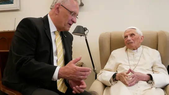 Der Innenminister Joachim Herrmann besucht Papst Benedikt zwei Wochen nach seinem 95. Geburtstag. (Foto: -/Bayerisches Innenministerium/dpa)