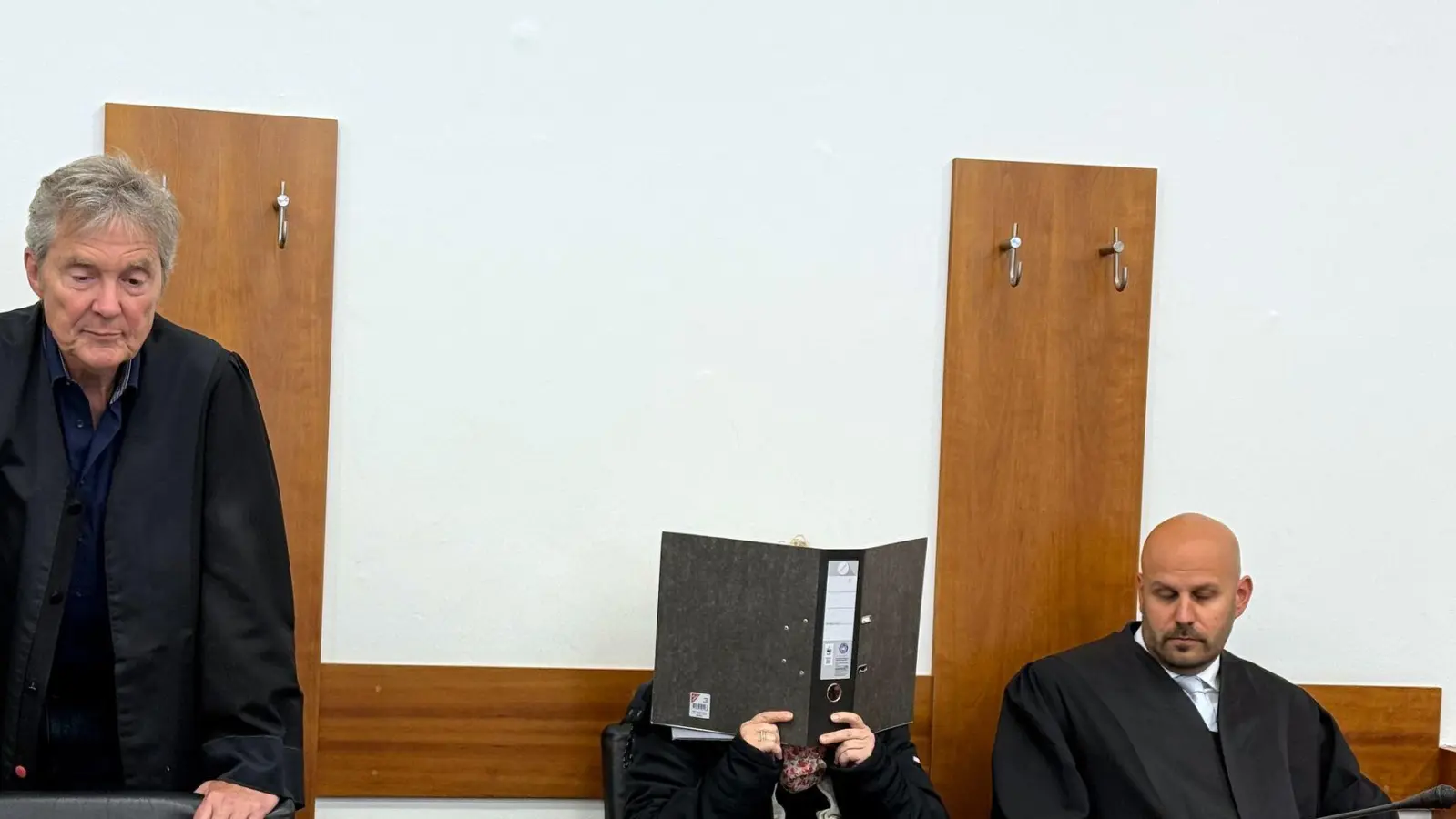 Die Angeklagte hatte sich mit einer gefälschten Approbationsurkunde eine Stelle als Narkoseärztin erschwindelt.  (Foto: Nicole Schippers/dpa)