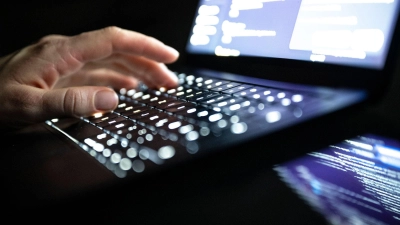 Bei DDoS-Angriffen wird eine Website oder ein Online-Dienst durch sehr viele gleichzeitige Anfragen überlastet, so dass er für normale Nutzer nicht mehr erreichbar ist. (Symbolbild) (Foto: Philip Dulian/dpa)