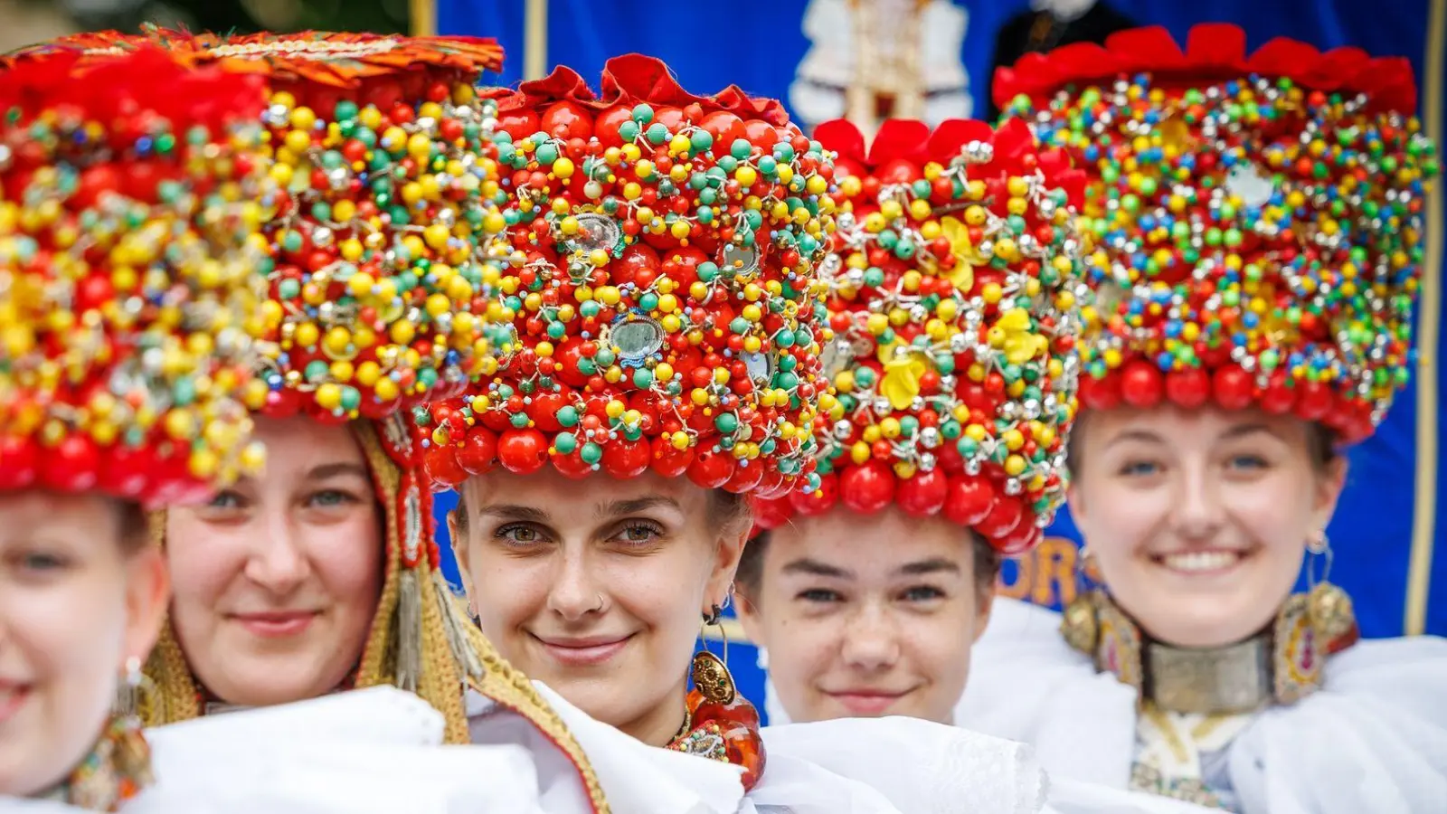 Mitglieder der Trachtengruppe Schaumburg Lippe tragen beim Tag der Niedersachsen in Osnabrück ihre traditionelle Tracht. (Foto: Friso Gentsch/dpa)