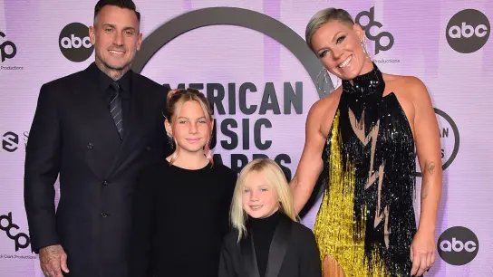 Carey Hart (l), Pink (r) und ihre Kinder Willow Sage Hart (2.v.l) und Jameson Moon Hart bei den American Music Awards 2022. (Foto: Jordan Strauss/Invision/AP/dpa)