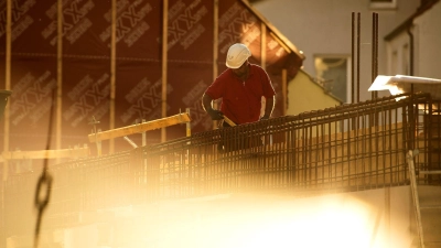 Auch auf der sommerlich trockenen Baustelle wichtig: Brandschutz und die richtige Versicherung. (Foto: Sina Schuldt/dpa/dpa-tmn)