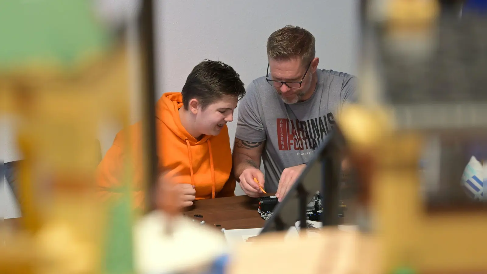 Erwachsene vergessen beim Lego-Bauen die Zeit. (Foto: Malin Wunderlich/dpa)