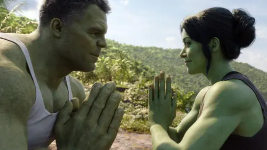 Hulk (Mark Ruffalo) und She-Hulk (Tatiana Maslany) sind miteinander verwandt. (Foto: Marvel Studios/Marvel Studios/Disney+/dpa)