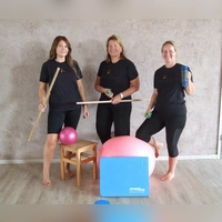 Daniela Wörner, Ursula Bassler und Jeanett Baß (von rechts) sind die drei Übungsleiterinnen des gemeinnützigen Feuchtwanger Vereins „Gesund durch Bewegung“. (Foto: Jasmin Kiendl)