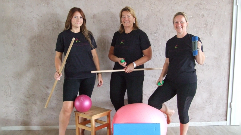 Daniela Wörner, Ursula Bassler und Jeanett Baß (von rechts) sind die drei Übungsleiterinnen des gemeinnützigen Feuchtwanger Vereins „Gesund durch Bewegung“. (Foto: Jasmin Kiendl)