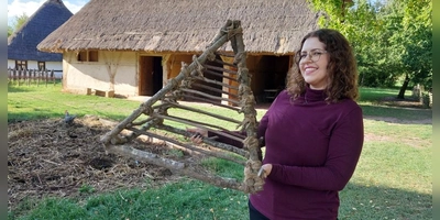 Lisa Baluschek mit einer Requisite aus dem Film „The Uprising”, die im Freilandmuseum bleiben durfte: ein Hühnerkäfig. (Foto: Katrin Merklein)