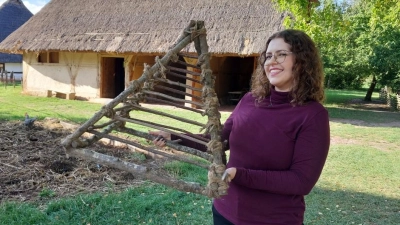 Lisa Baluschek mit einer Requisite aus dem Film „The Uprising”, die im Freilandmuseum bleiben durfte: ein Hühnerkäfig. (Foto: Katrin Merklein)
