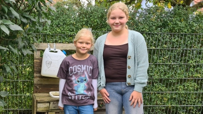Mila (links) und Luisa Städtler haben ihre Haare für Echthaarperücken gespendet. Diese gehen unter anderem an krebskranke Kinder. (Foto: Margit Schwandt)
