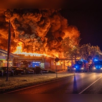 Feuerwehren sind beim Brand einer Lagerhalle mit Särgen im Lichtenfelser Ortsteil Trieb im Einsatz. (Foto: Ferdinand Merzbach/NEWS5/dpa)