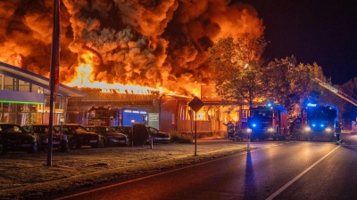 Feuerwehren sind beim Brand einer Lagerhalle mit Särgen im Lichtenfelser Ortsteil Trieb im Einsatz. (Foto: Ferdinand Merzbach/NEWS5/dpa)