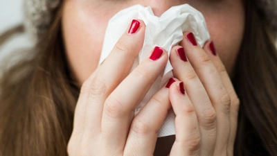 Husten, Schnupfen, aber kein Fieber? Dann steht für gewöhnlich einer Impfung nichts im Weg. (Foto: Christina Sabrowsky/dpa/dpa-tmn)