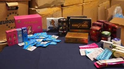 Vermeintlich natürliche Potenzmittel enthalten laut Zoll oft versteckte Wirkstoffe, die eigentlich verschreibungspflichtig sind. (Handout) (Foto: -/Hauptzollamt Schweinfurt/dpa)