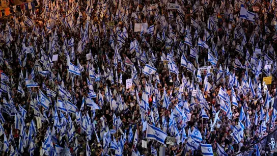 Demonstrierende protestieren in Tel Aviv gegen die geplante Justizreform. (Foto: Ohad Zwigenberg/AP)