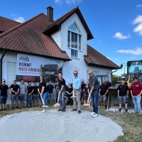 Jasmin und Johannes Raab, Bürgermeister Jürgen Geier und Architekt Hermann Binder schwangen gemeinsam den Spaten. (Foto: Angela Bach)