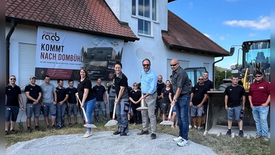 Jasmin und Johannes Raab, Bürgermeister Jürgen Geier und Architekt Hermann Binder schwangen gemeinsam den Spaten. (Foto: Angela Bach)