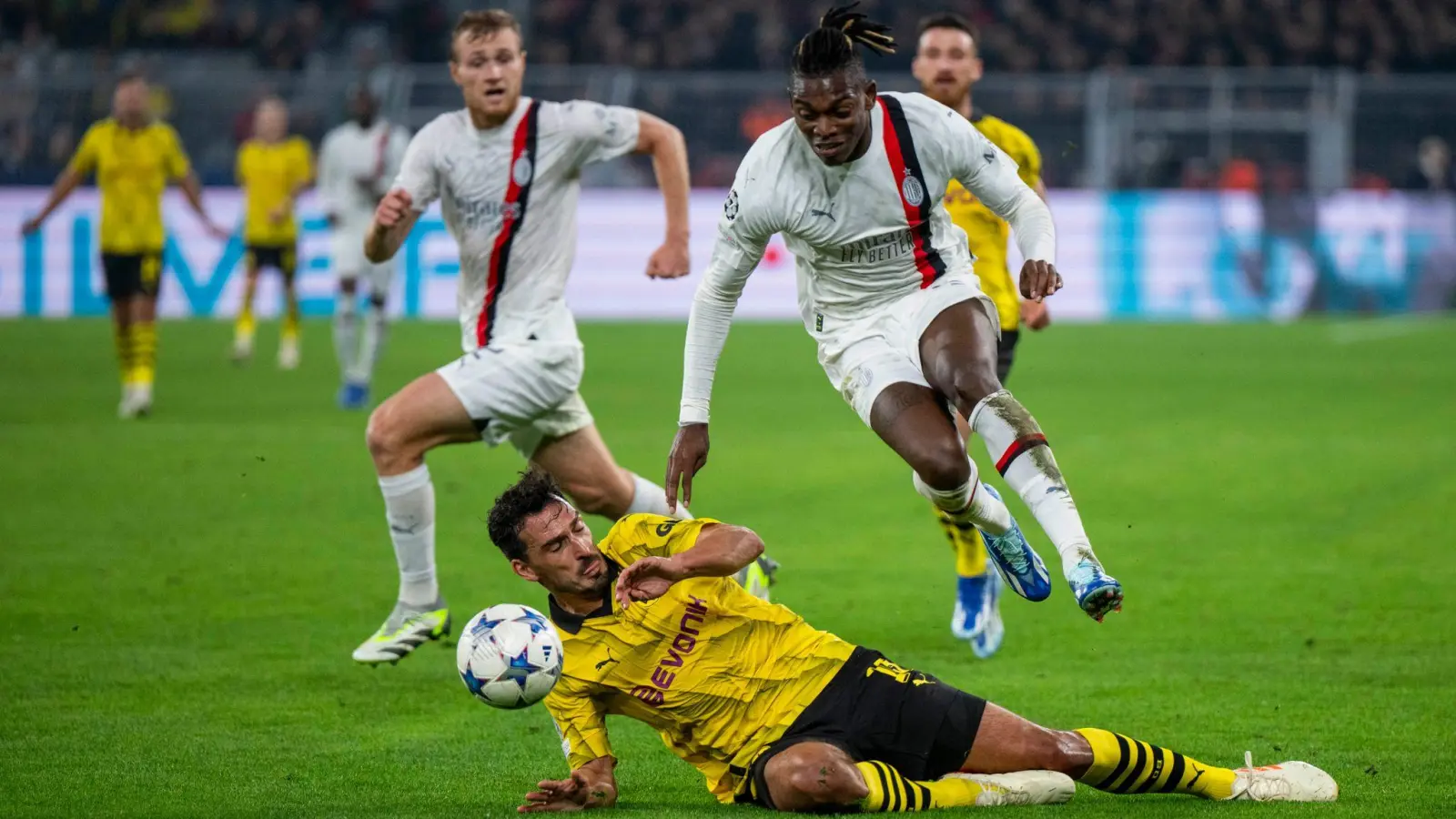 BVB-Profi Mats Hummels (l.) und Milans Rafael Leão teilten sich in Dortmund die Punkte.. (Foto: David Inderlied/dpa)