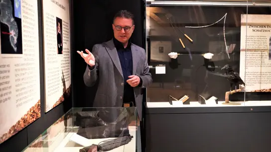 Mit welchen Hilfsmitteln wurde nach Schätzen gesucht? Museumsleiter Dr. Markus Hirte zeigt unter anderem verschiedene Wünschelruten in der Ausstellung. Auch Magie spielte eine wichtige Rolle. (Foto: Simone Hedler)