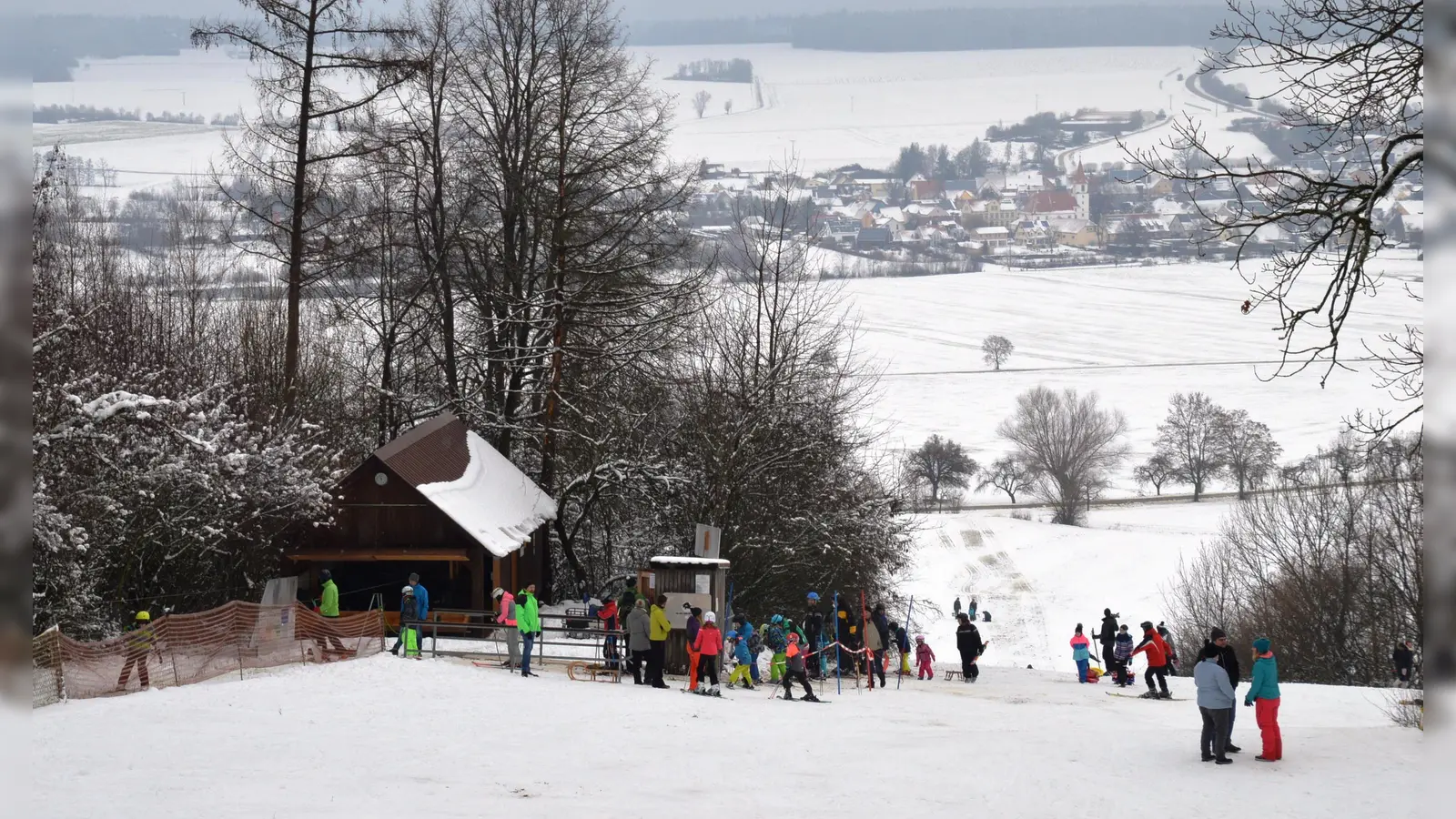 Der Skilift am Nordhang des Hesselbergs oberhalb von Ehingen ist derzeit außer Betrieb. Unbekannte haben das Stahlseil durchtrennt. Das Bild stammt aus dem Jahr 2019. (Foto: Peter Tippl)