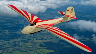 „100 Jahre Segelflug am Hesselberg”: Im Rahmen der Feierlichkeiten stehen am 21. Juni historische Segelflugzeuge im Fokus. Es gibt Vorführungen mit der DFS-Habicht (Foto). Dieses vollkunstflugtaugliche Segelflugzeug wurde bereits 1936 konstruiert. Nur ein Exemplar hat den 2. Weltkrieg überlebt und befindet sich im Luftfahrtmuseum in Paris. Mittlerweile fliegen weltweit wieder drei Habicht-Nachbauten – alle in Deutschland. (Foto: LSV/Günter Pomp)