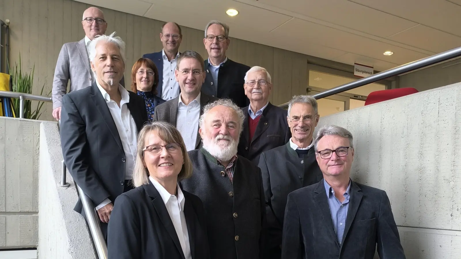 Sie tauschten sich im Landratsamt über die Arbeit der Aktivseniorinnen und Aktivsenioren aus: Ursula Pendelin, Herbert Dorfner, Dr. Gerald Bauer, Paul Walton (vorne von links), Jörg Hammer, Annegret Fleschner, Dr. Jürgen Ludwig, Dieter Hohlheimer (Mitte von links), Thomas Merkel, Rüdiger Busch und Hans Alois Thiel (hinten von links).  (Foto: Thomas Schaller)