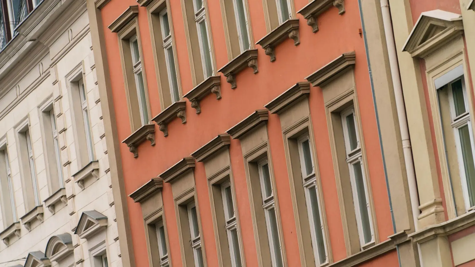 Blick auf die Fassaden von Wohnhäusern. (Foto: Nicolas Armer/dpa/Symbolbild)