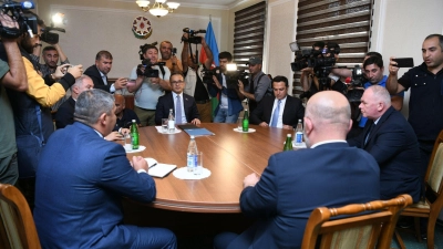 Gespräche zwischen Vertretern der armenischen Gemeinschaft von Berg-Karabach, der aserbaidschanischen Regierung und des russischen Friedenskontingents. (Foto: Uncredited/AP/dpa)