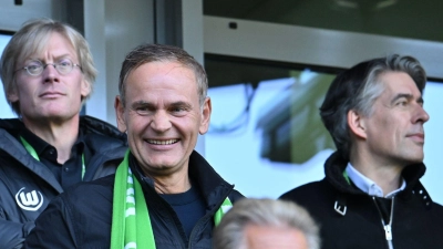 VW-Chef Oliver Blume (M) beim Heimspiel des VfL Wolfsburg. (Archivbild) (Foto: Swen Pförtner/dpa)