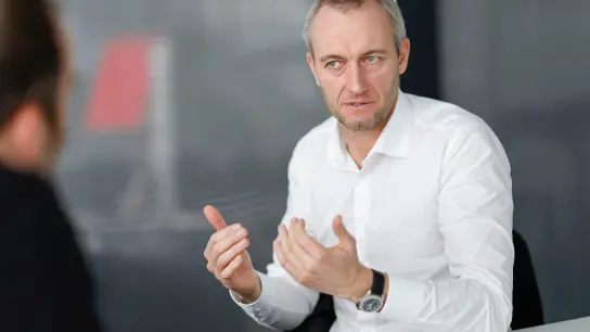 Adam Baker, Formel-1-Projektleiter von Audi und Geschäftsführer der Audi Formula Racing GmbH, gestikuliert. (Foto: Daniel Löb/dpa)