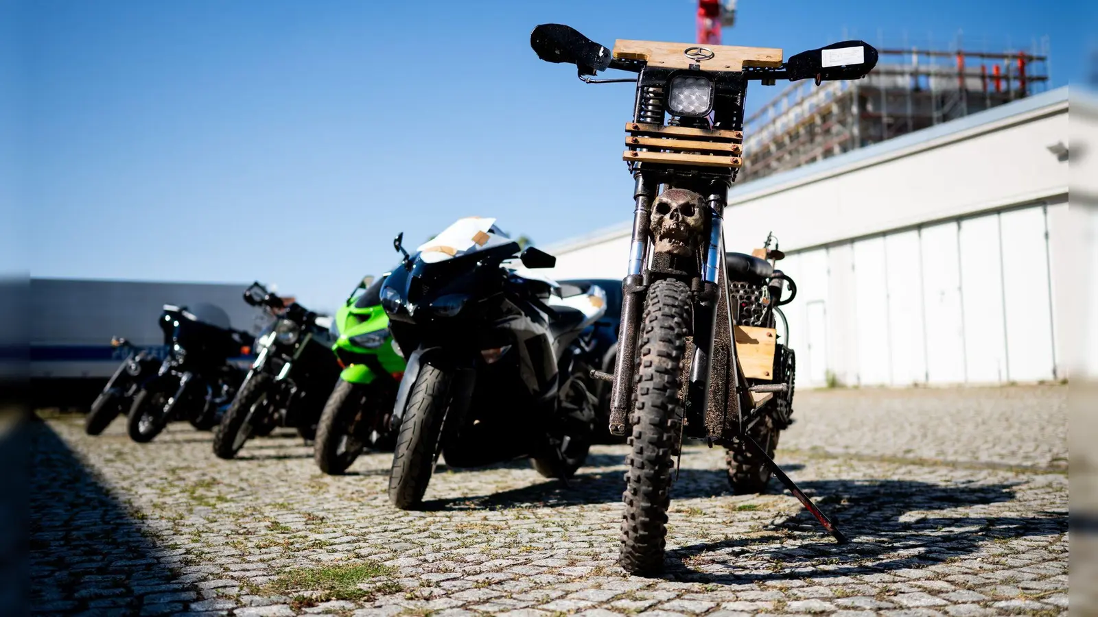 Bei Durchsuchungen im Rocker-Milieu hat die Polizei zehn Motorräder sichergestellt. (Foto: Jacob Schröter/dpa)
