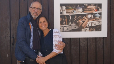 Joerg Lehmann (im Bild mit Michaela Erbel) zeigt seine Fotos zum Thema „Brot und Krume“ im Hof der Bäckerei Erbel. (Foto: Nicole Gunkel)