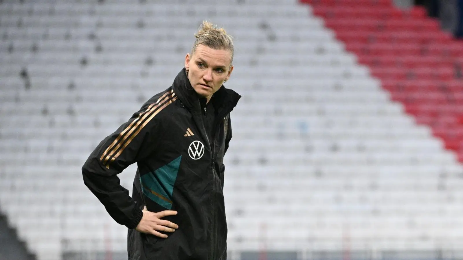 DFB-Kapitänin Alexandra Popp fehlt im Aufgebot von Bundestrainer Horst Hrubesch (r). (Foto: Sebastian Gollnow/dpa)