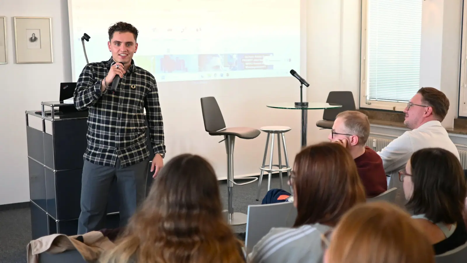 Politik-Influencer Hannes Kreschel aus Sachsen-Anhalt sprach in der Feuerbach-Akademie in Ansbach mit Gymnasiastinnen und Gymnasiasten unter anderem über den Rechtsstaat.  (Foto: Luca Paul)
