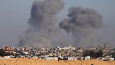 Nach einem israelischen Luftangriff östlich von Rafah im Gazastreifen steigt Rauch auf. (Foto: Ismael Abu Dayyah/AP/dpa)