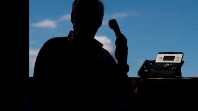 Achtung, falscher Vorgesetzter am Telefon. Nach Angaben von Allianz Trade häufen sich die Betrugsfälle, in denen die Täter als Spitzenmanager auftreten. (Symbolbild) (Foto: Julian Stratenschulte/dpa)