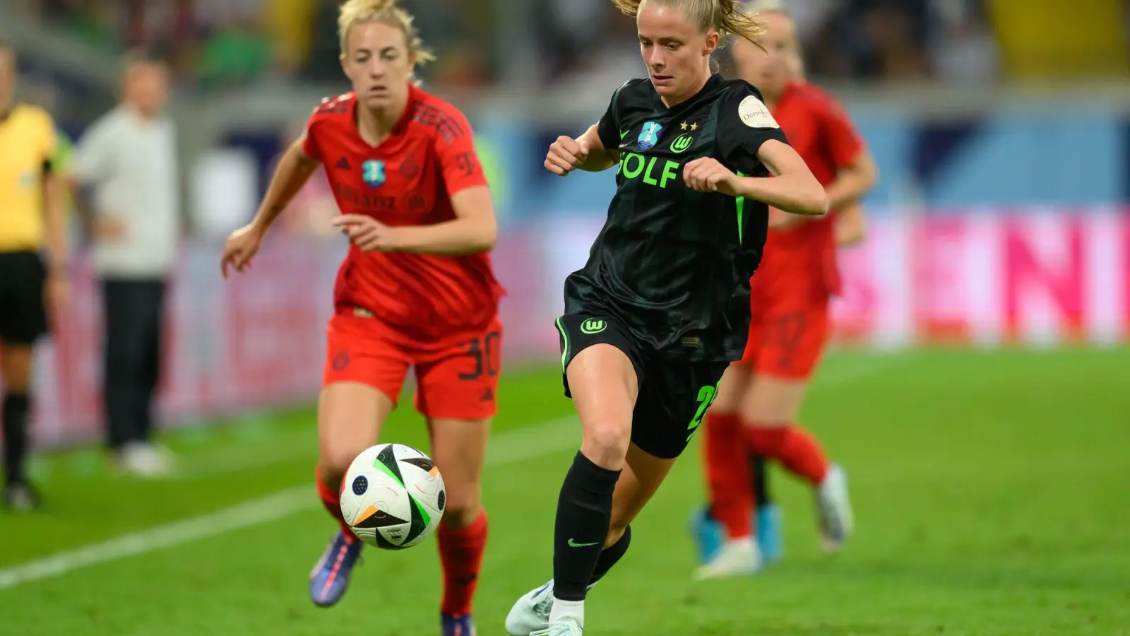 Fällt mehrere Wochen aus: Wolfsburgs Nationalspielerin Vivien Endemann. (Foto: Robert Michael/dpa)