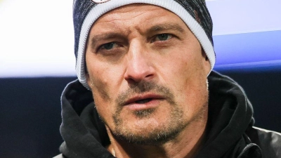 Erlebt sportlich seine schwerste Zeit beim FC St. Pauli: Cheftrainer Alexander Blessin  (Foto: Christian Charisius/dpa)