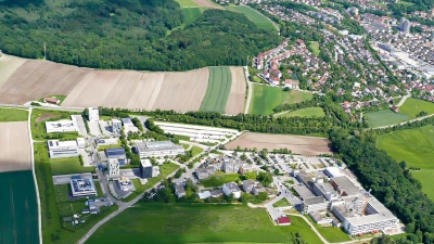 Zwischen Klinikum und Technologiezentrum im Vordergrund und dem Tiergartenwald im Hintergrund soll das neue Wohngebiet entstehen. (Archivbild: Walter Röber)