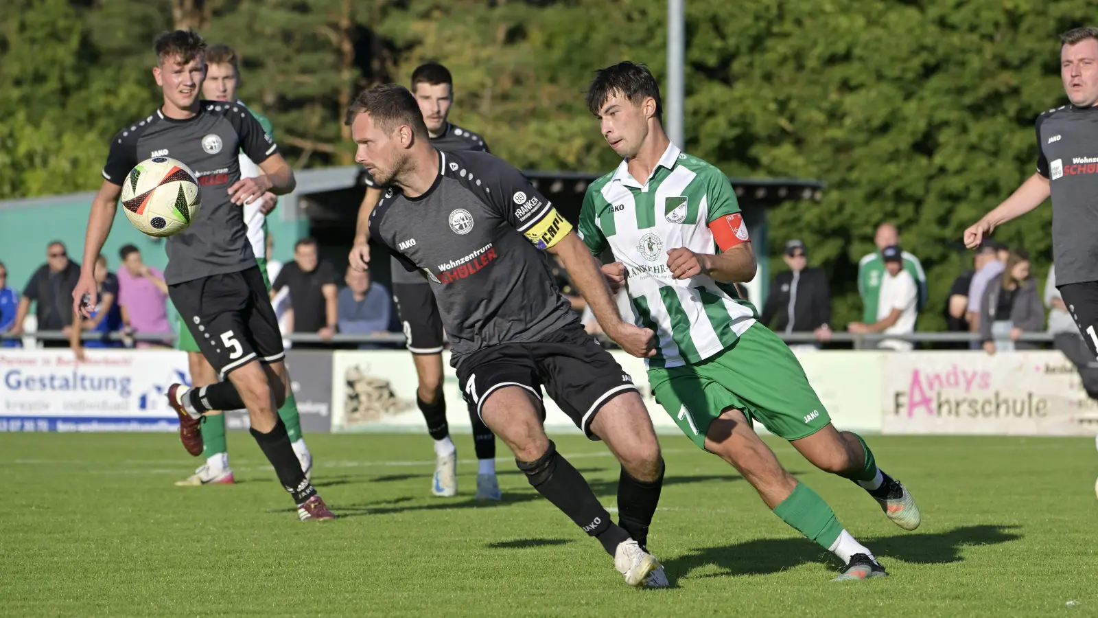 Die beiden Spielführer der SG TSV/DJK Herrieden (links vorne Kai Regner) und des FC/DJK Burgoberbach (Lennart Reinsch) im direkten Duell. Nach dem 1:1-Unentschieden steht für die Burgoberbacher am Samstag in Neuses gleich das nächste, noch emotionalere Derby an. Die SG will zuhause gegen Ezelsdorf endlich den dritten Saisonsieg einfahren. (Foto: Martin Rügner)