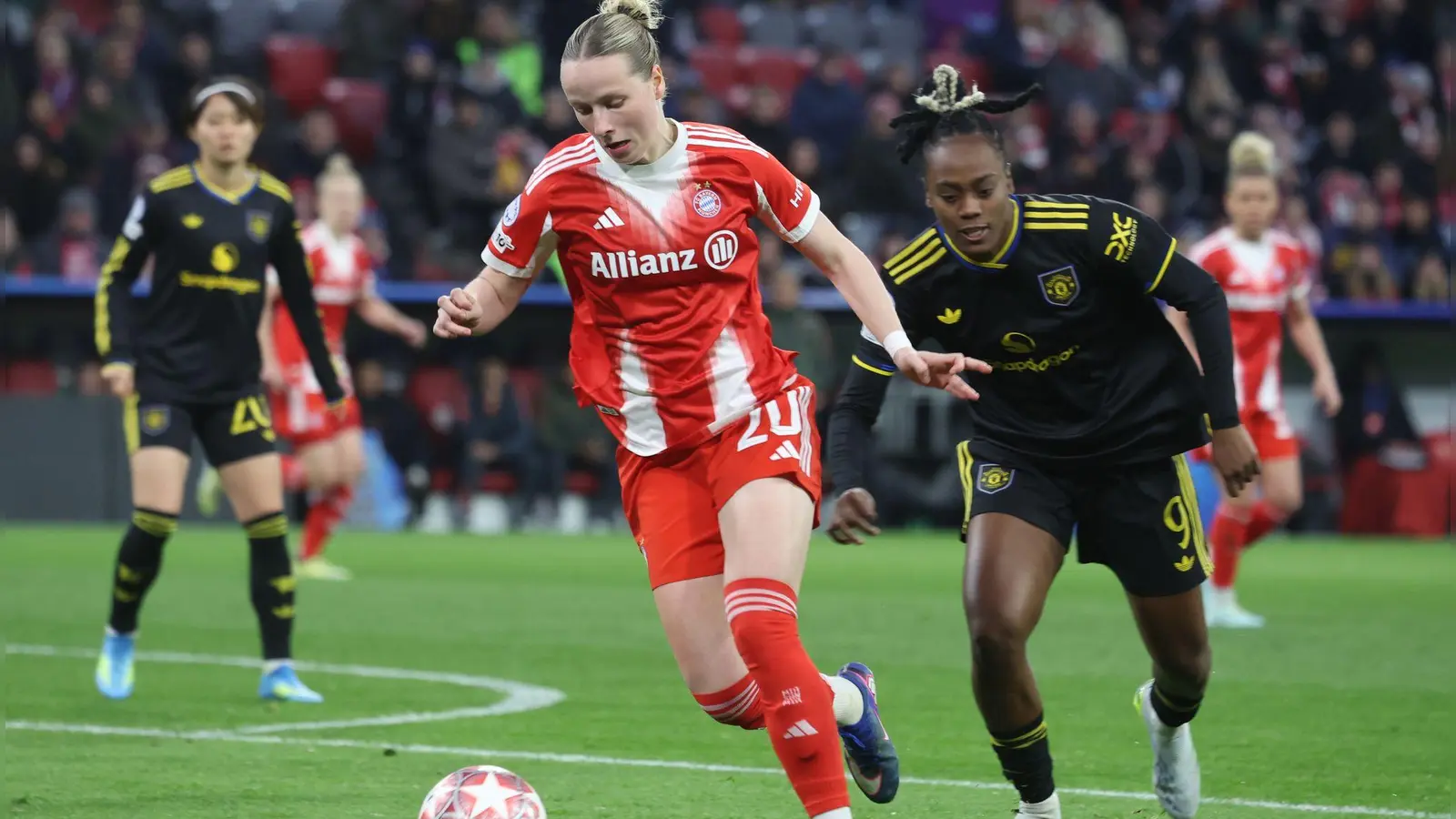 Verteidigerin mit Offensivdrang: Bayern-Spielerin Franziska Kett (l). (Archivbild) (Foto: Karl-Josef Hildenbrand/dpa)