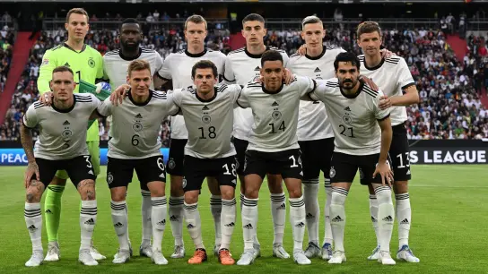 Die deutsche Mannschaft stellt sich vor dem Spiel auf. (Foto: Sven Hoppe/dpa)