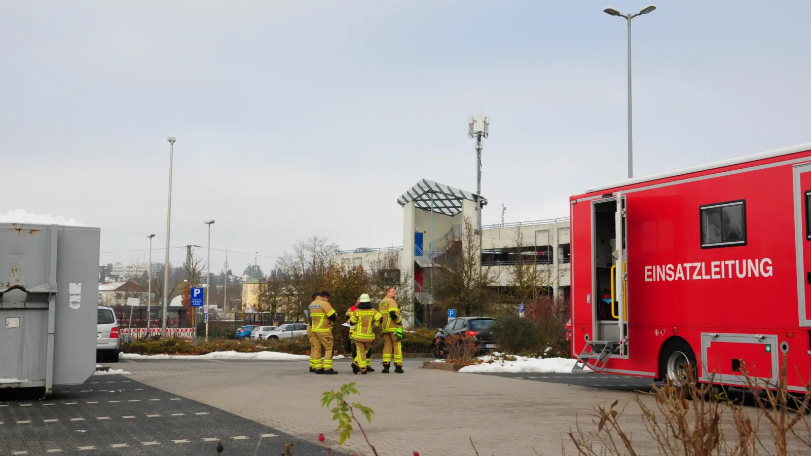 Am Aldi in der Feuerbachstraße am Ansbacher Bahnhof brannte es am Donnerstag. Der Container links im Bild hatte Feuer gefangen. (Foto: Jonas Volland)