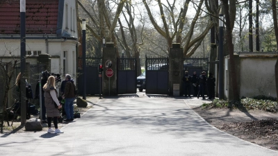 In der Villa Borsig am Tegeler See im Norden Berlins sollen die Spitzen der Koalition zu Beratungen zusammengekommen sein. Bestätigt wird das bisher nicht.  (Foto: Sven Kaeuler/dpa)