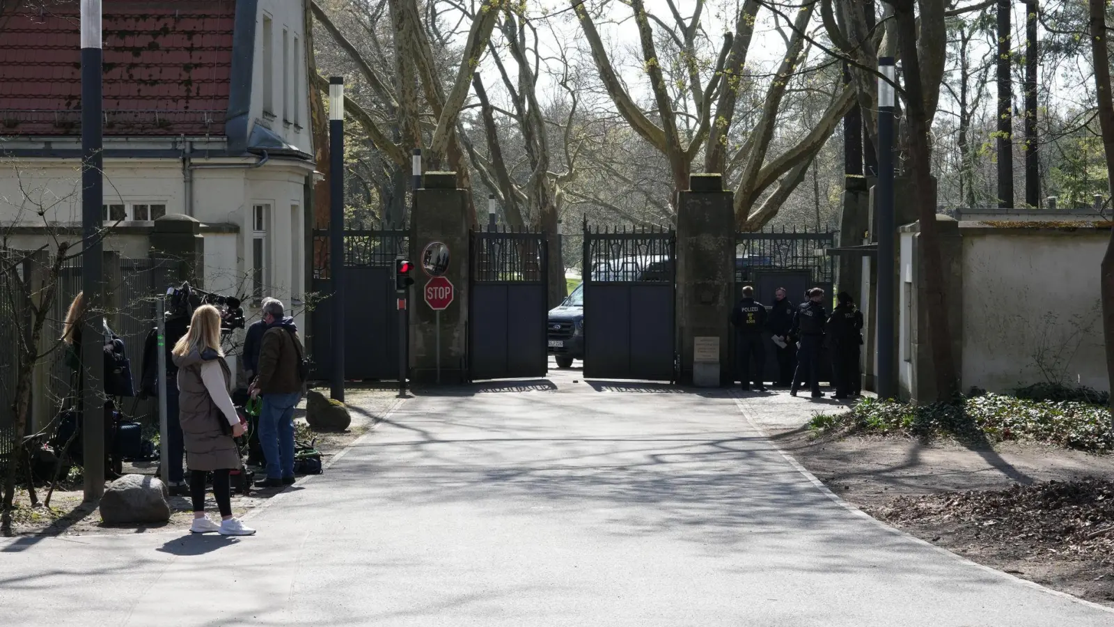 In der Villa Borsig am Tegeler See im Norden Berlins sollen die Spitzen der Koalition zu Beratungen zusammengekommen sein. Bestätigt wird das bisher nicht.  (Foto: Sven Kaeuler/dpa)