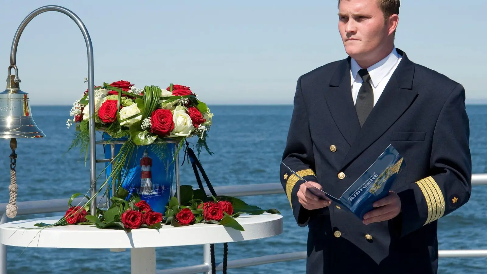 Trauerzeremonie auf der „Horizont“: Das Schiff wurde eigens für Seebestattungen gebaut. (Foto: Reederei Albrecht/dpa-tmn)