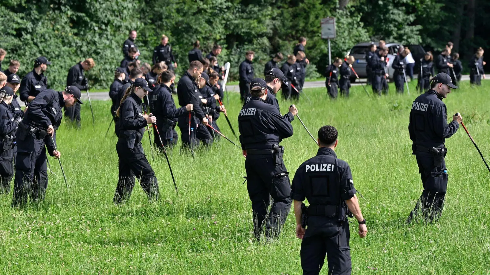 Bereits bei der letzten Suche rund um den Fundort der Leiche waren zahlreiche Polizeikräfte im Einsatz. (Archivfoto) (Foto: Uwe Lein/dpa)