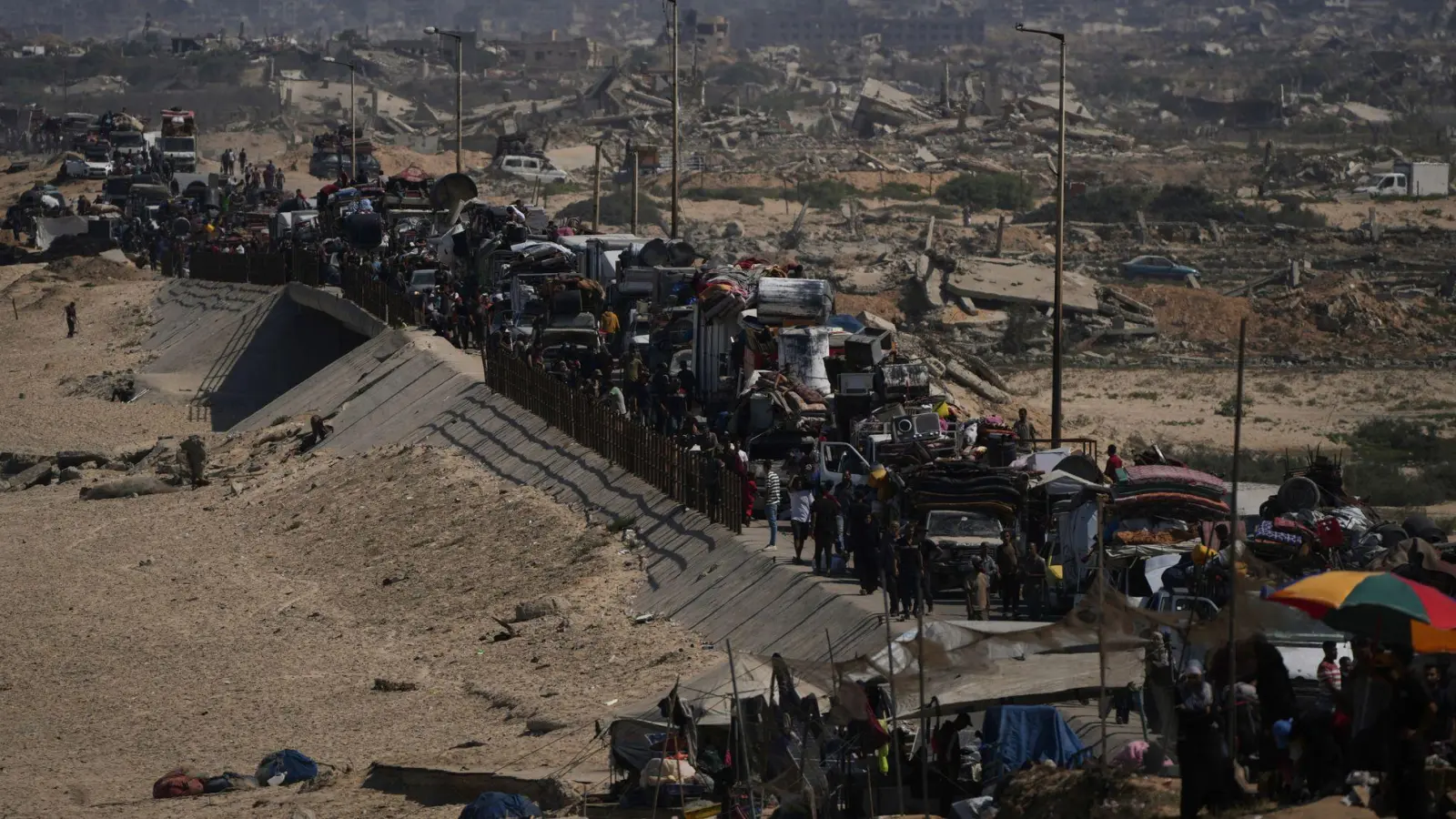 Die EU-Kommission reagiert mit einem neuen Sanktionsvorschlag auf die Lage im Gazastreifen. (Foto: Abdel Kareem Hana/AP/dpa)